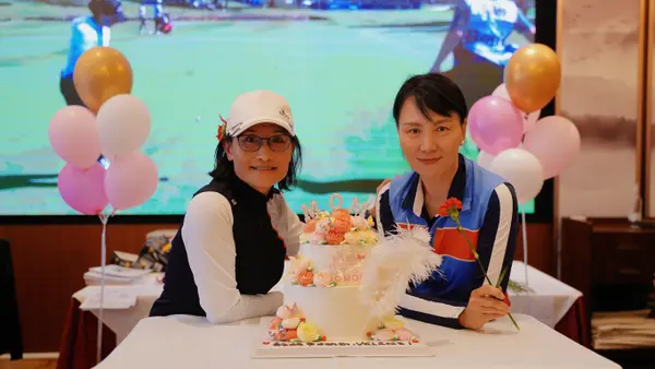 202305 2人合照与蛋糕 蓝衣白帽