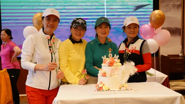 202305 4人合照与蛋糕 黄衣绿衣