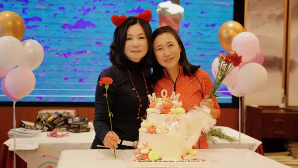 202305 2人合照与蛋糕 红心头饰与红衣