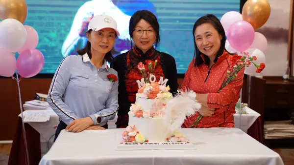 202305 3人合照与蛋糕 旗袍女士