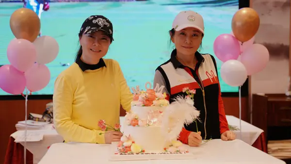 202305 2人合照与蛋糕 黄衣红黑马甲